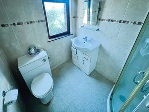 Shower room- click for photo gallery